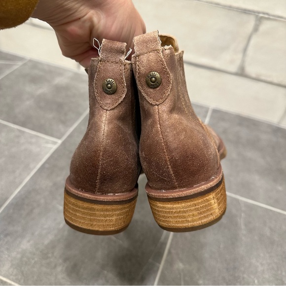 Discounted boots for Ellen - Picture 7 of 10